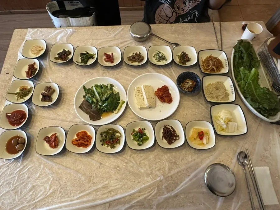 하나씩 차려지는 쌈밥정식 반찬