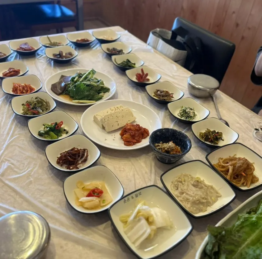 김치와 나물류 등 밑반찬 접시들