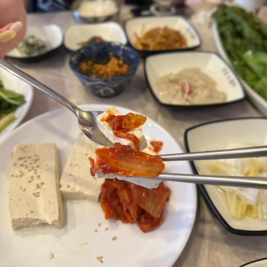 손두부와 볶음김치 접시