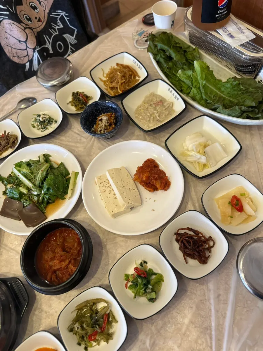 쌈 채소와 반찬이 차려진 식탁