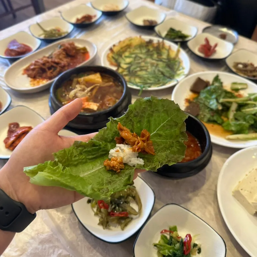 보리쌈장과 소갈비찜을 올린 쌈