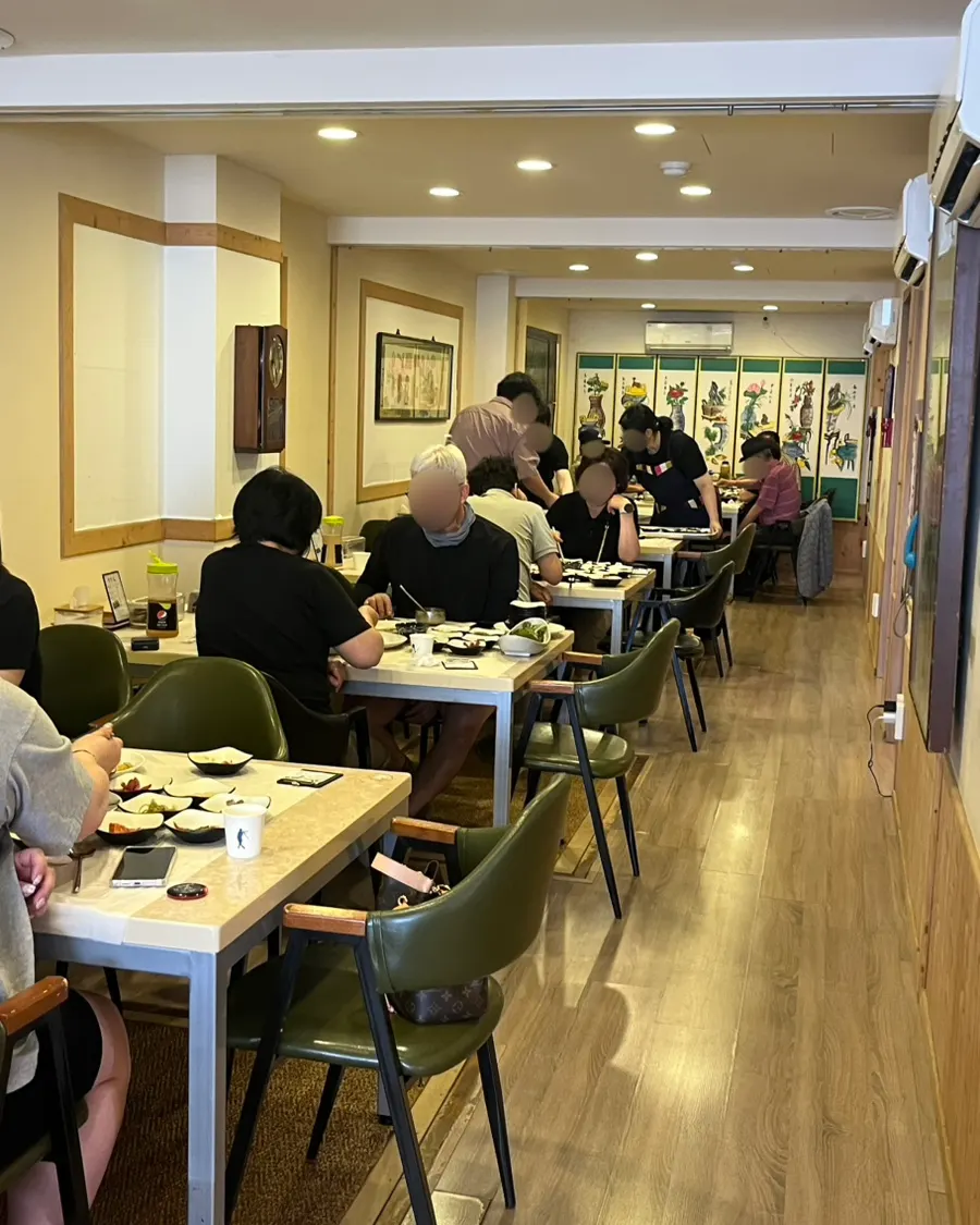 아기의자가 놓인 홀 테이블