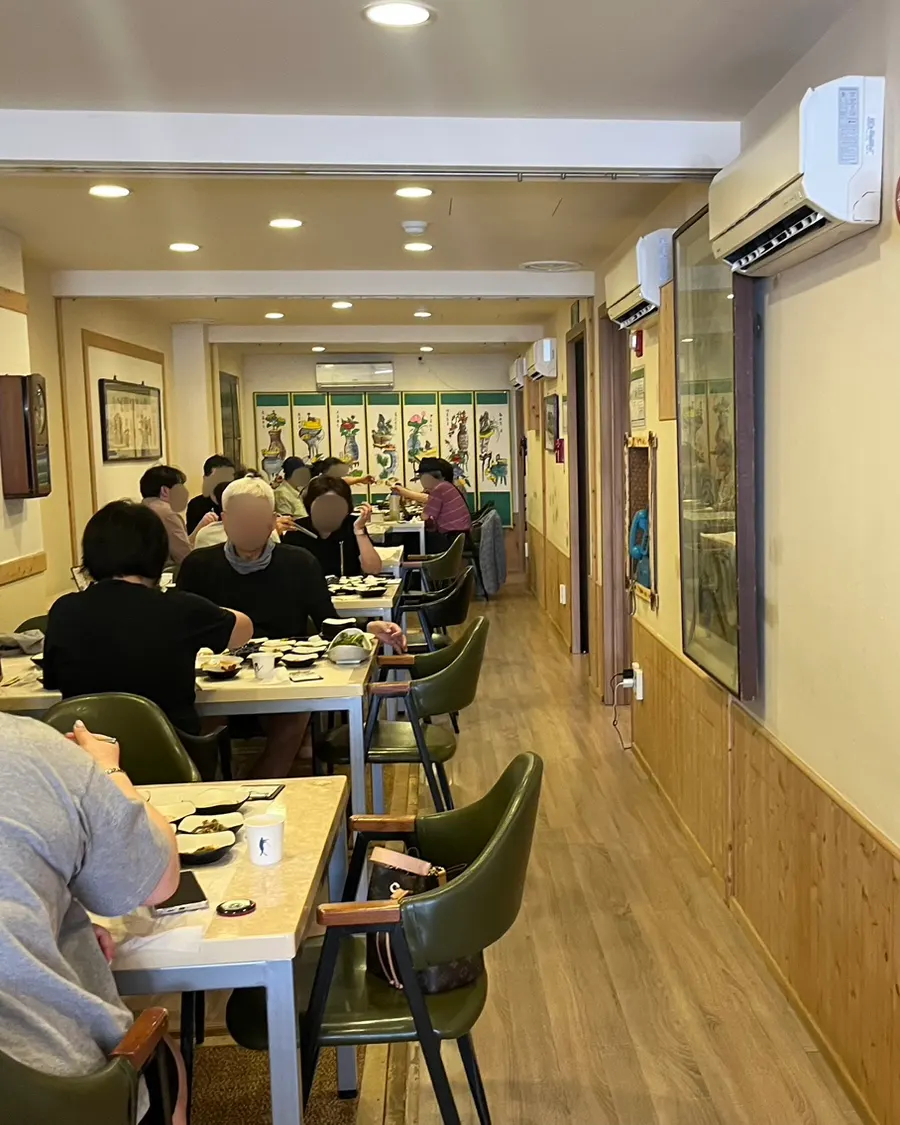일요일 점심 손님이 찬 홀 풍경