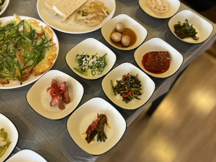 떡갈비와 잡채 등 기본찬 상차림