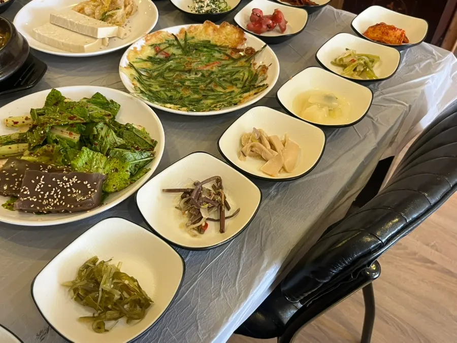 나물과 밑반찬이 늘어선 테이블