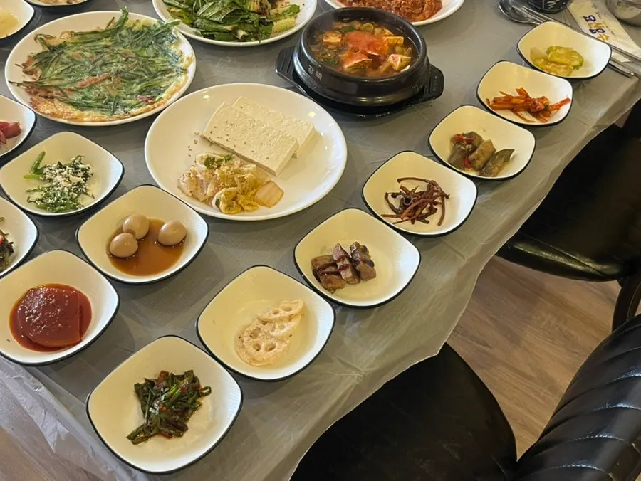 어묵볶음과 무생채 등 반찬 접시