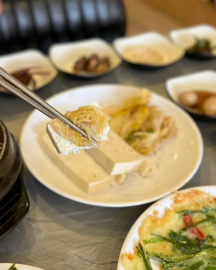 밥과 반찬을 함께 먹는 식사 장면