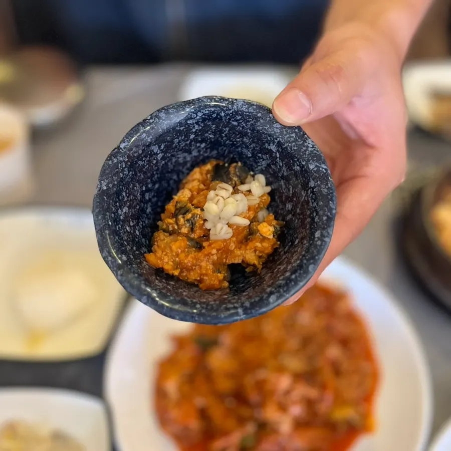 매콤한 양념 제육볶음 접시