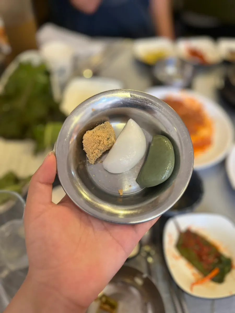 후식으로 담아온 떡 접시