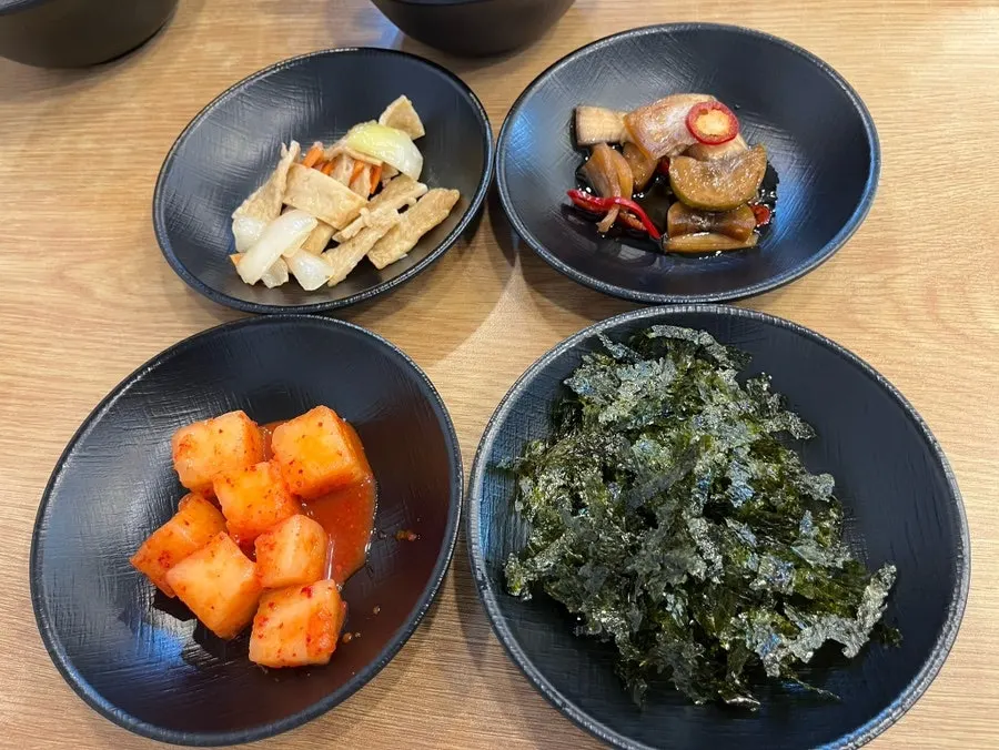 이른 시간 한산한 홀 좌석