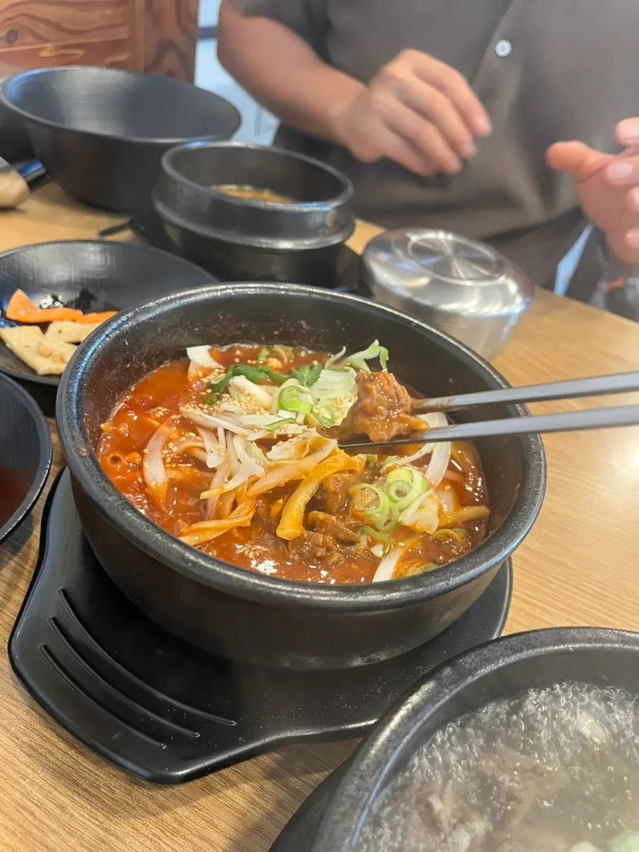 수저와 기본 찬이 놓인 테이블