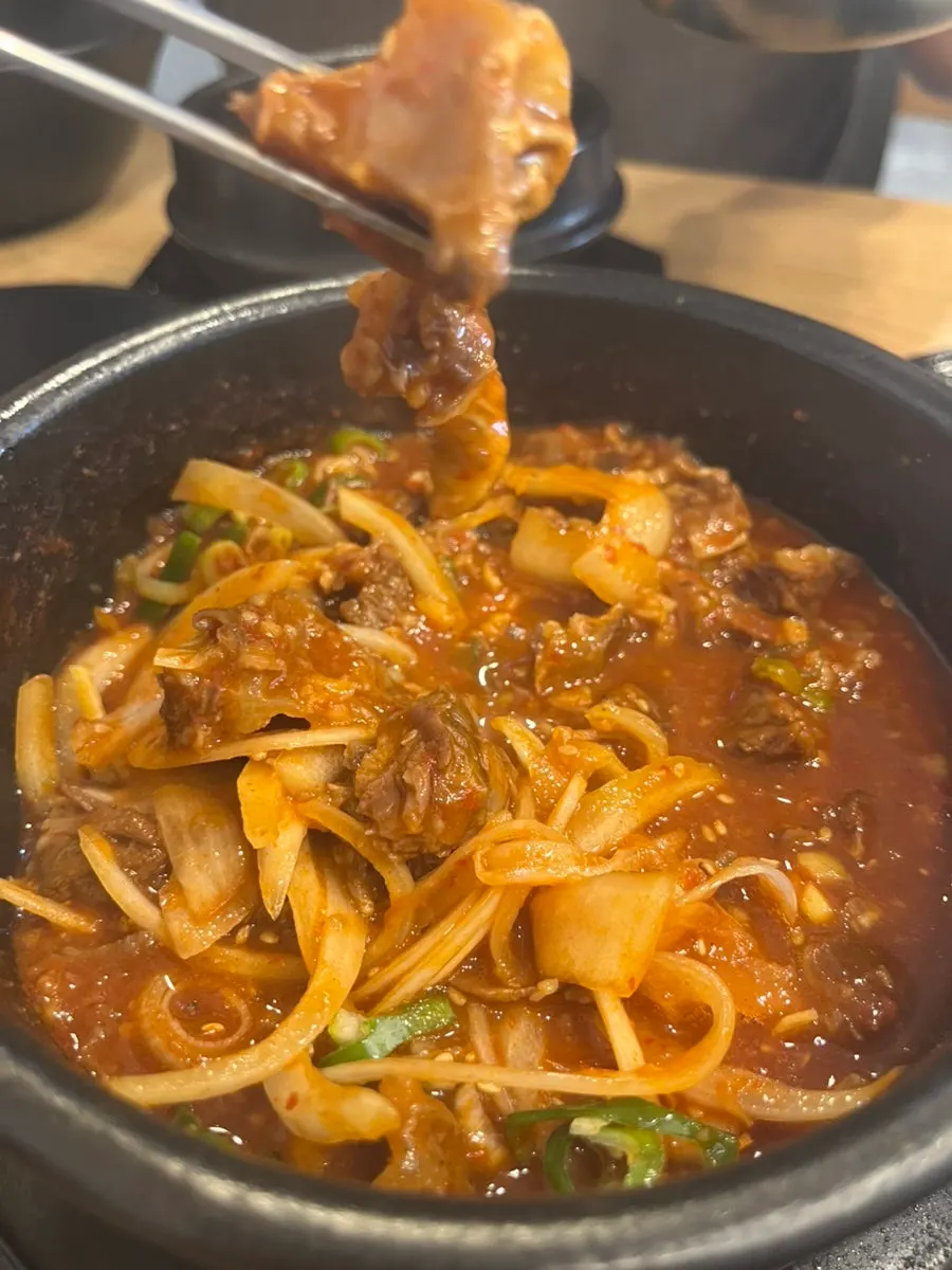 상에 차려진 기본 반찬들