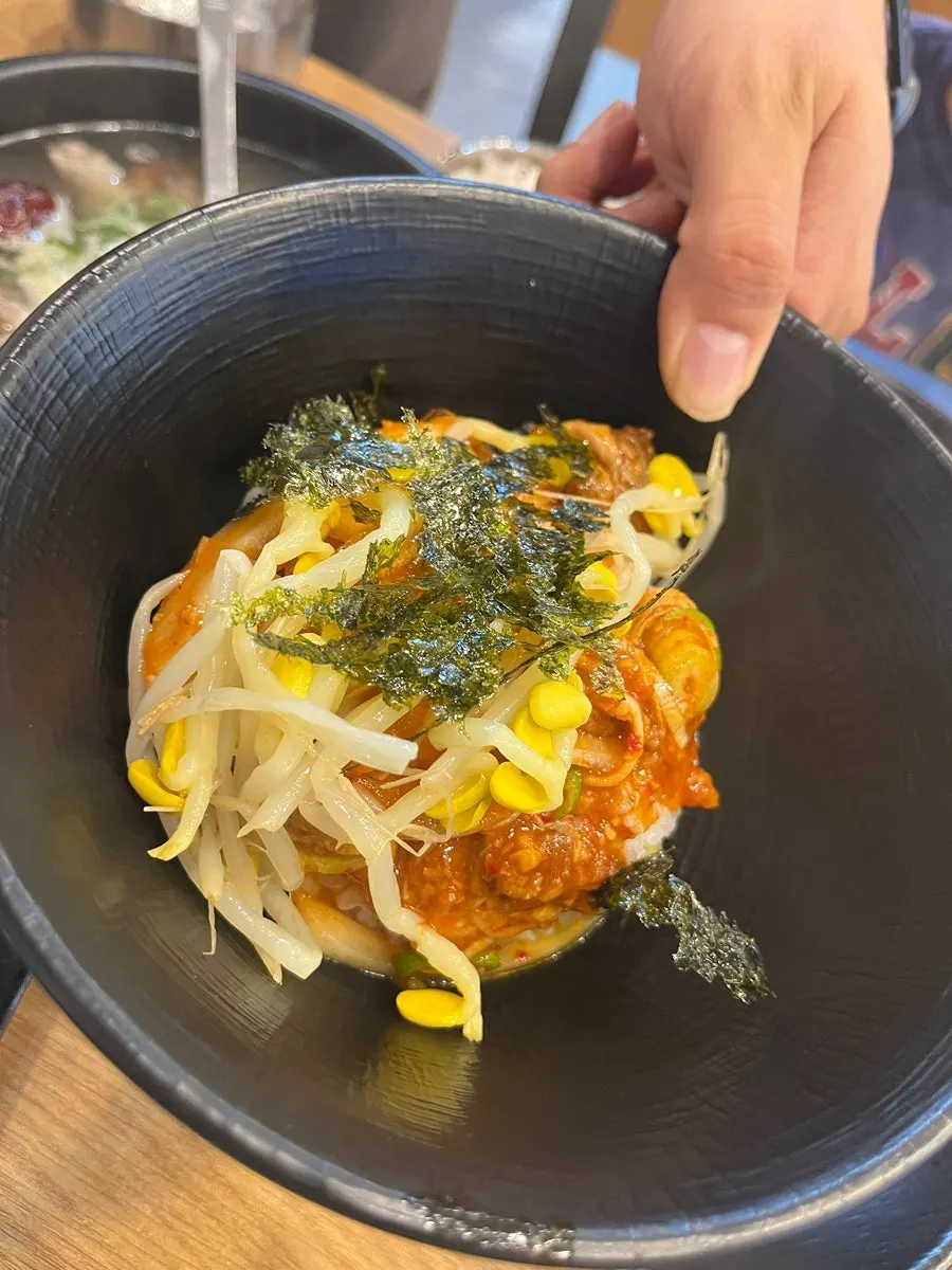 콩나물과 김가루를 올린 갈비탕 비빔밥