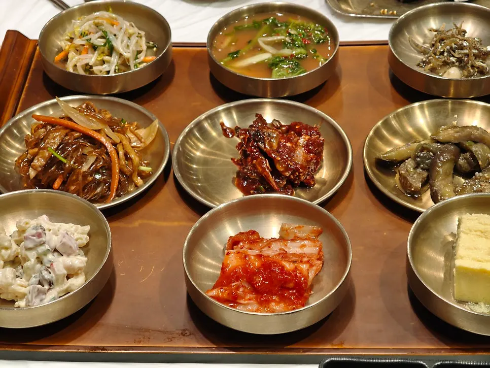 Neatly arranged grilled bulgogi set table