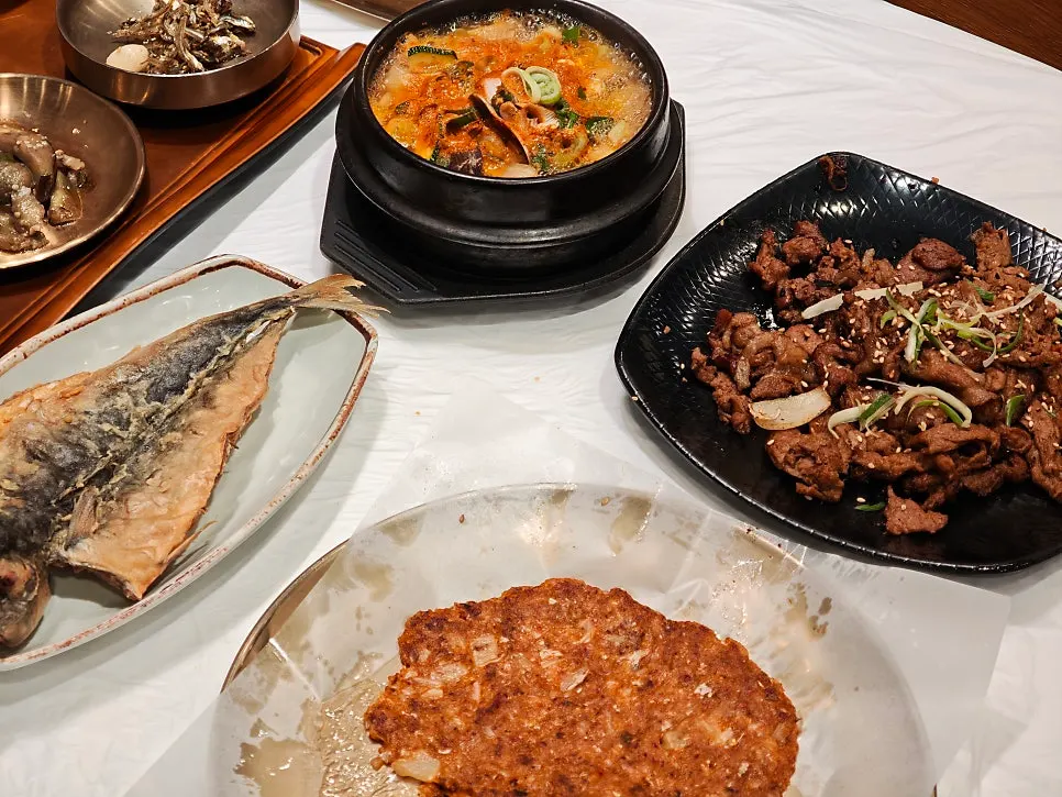 Various banchan served with the Yun Sikdang set meal