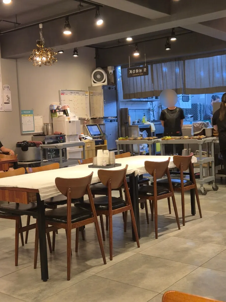 가족 외식 손님이 많은 윤식당 홀