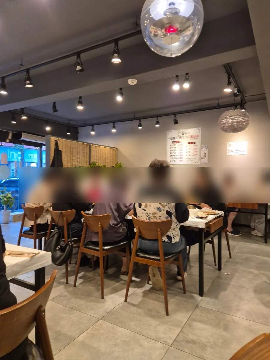 아기의자가 준비된 윤식당 단체 테이블