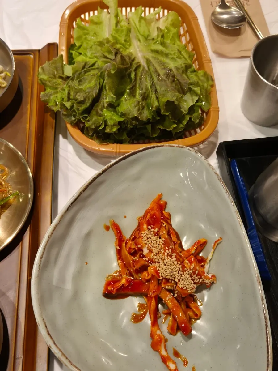 양념게장과 오징어무침 등 정갈한 반찬