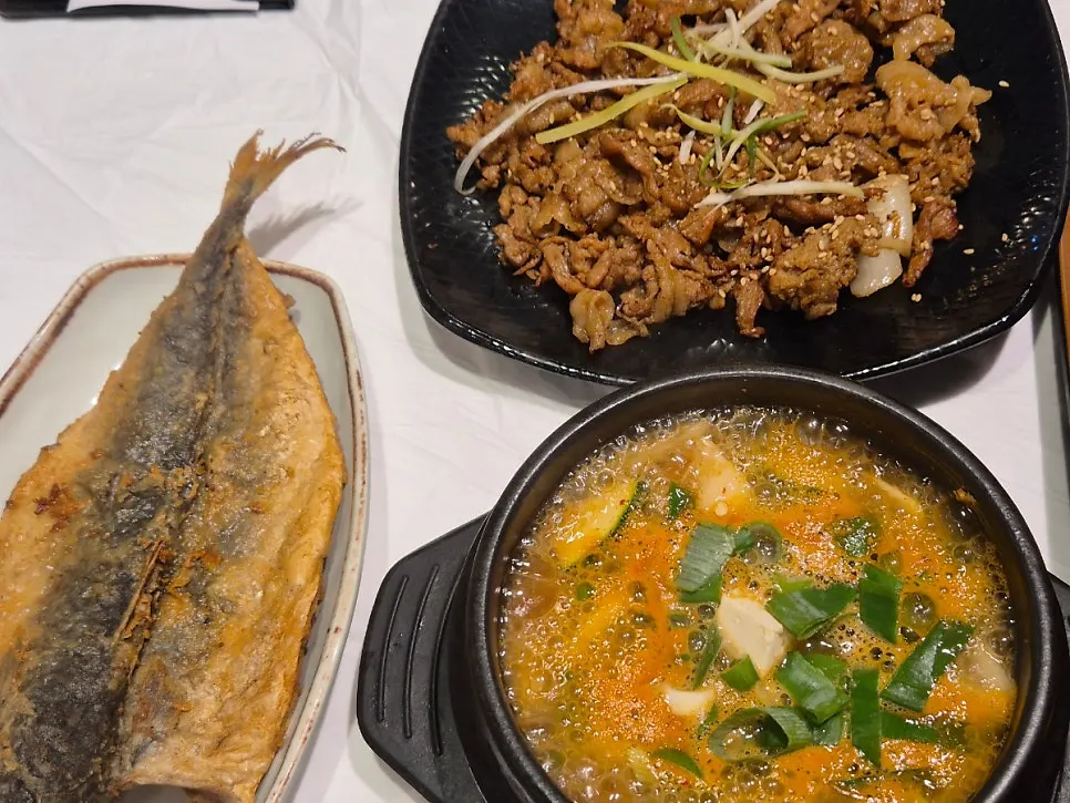 석쇠불고기와 된장찌개가 놓인 정식 상차림