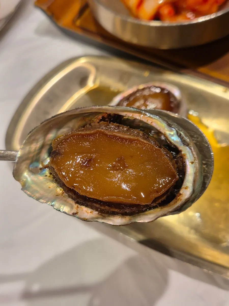 얇고 바삭한 김치전 한 접시