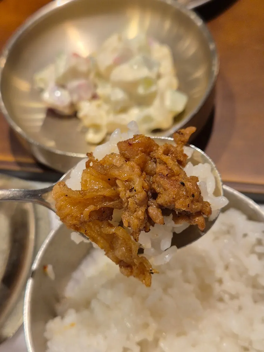밥과 함께 먹는 석쇠불고기 한 점