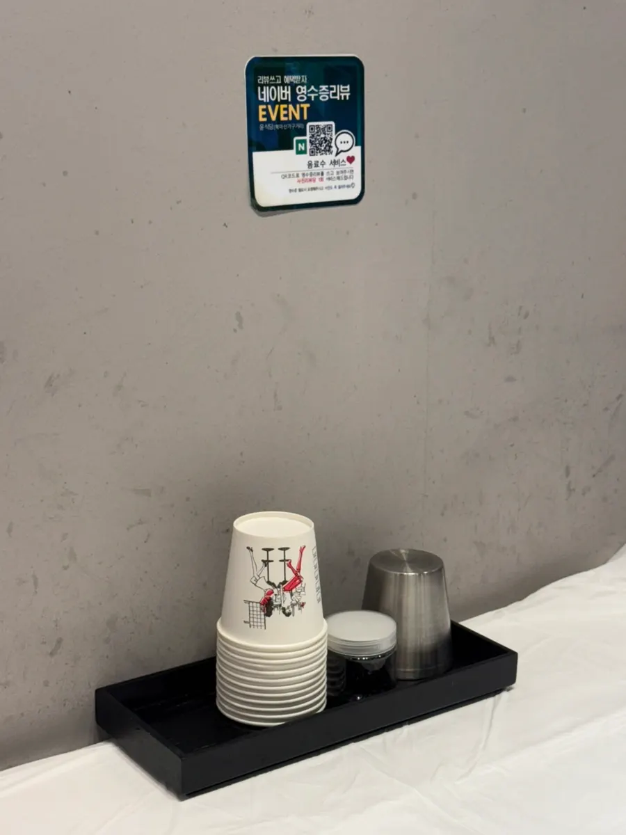Sign about free drink for receipt reviews and hair ties provided