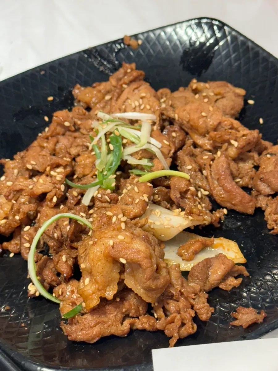 Grilled bulgogi topped with scallion and onion strips