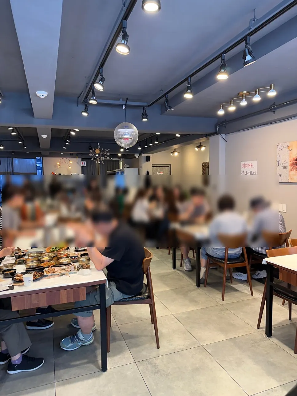 윤식당 내부 좌석과 홀 전경