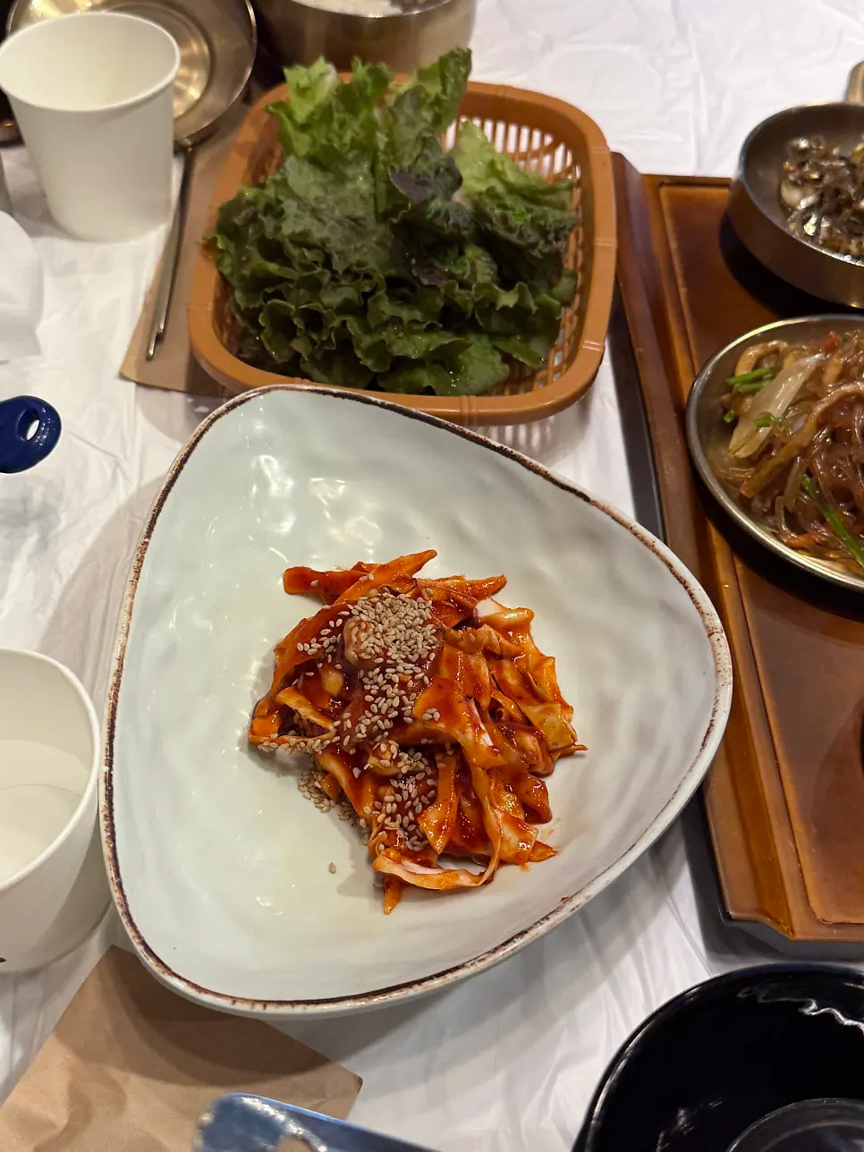 밑반찬과 밥, 메인이 함께 세팅된 상