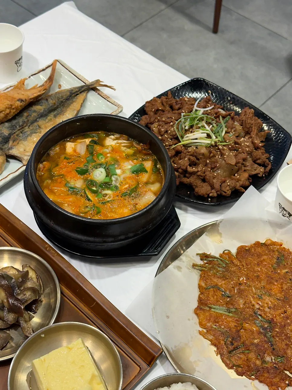 오징어 초무침과 10첩 반상 밑반찬