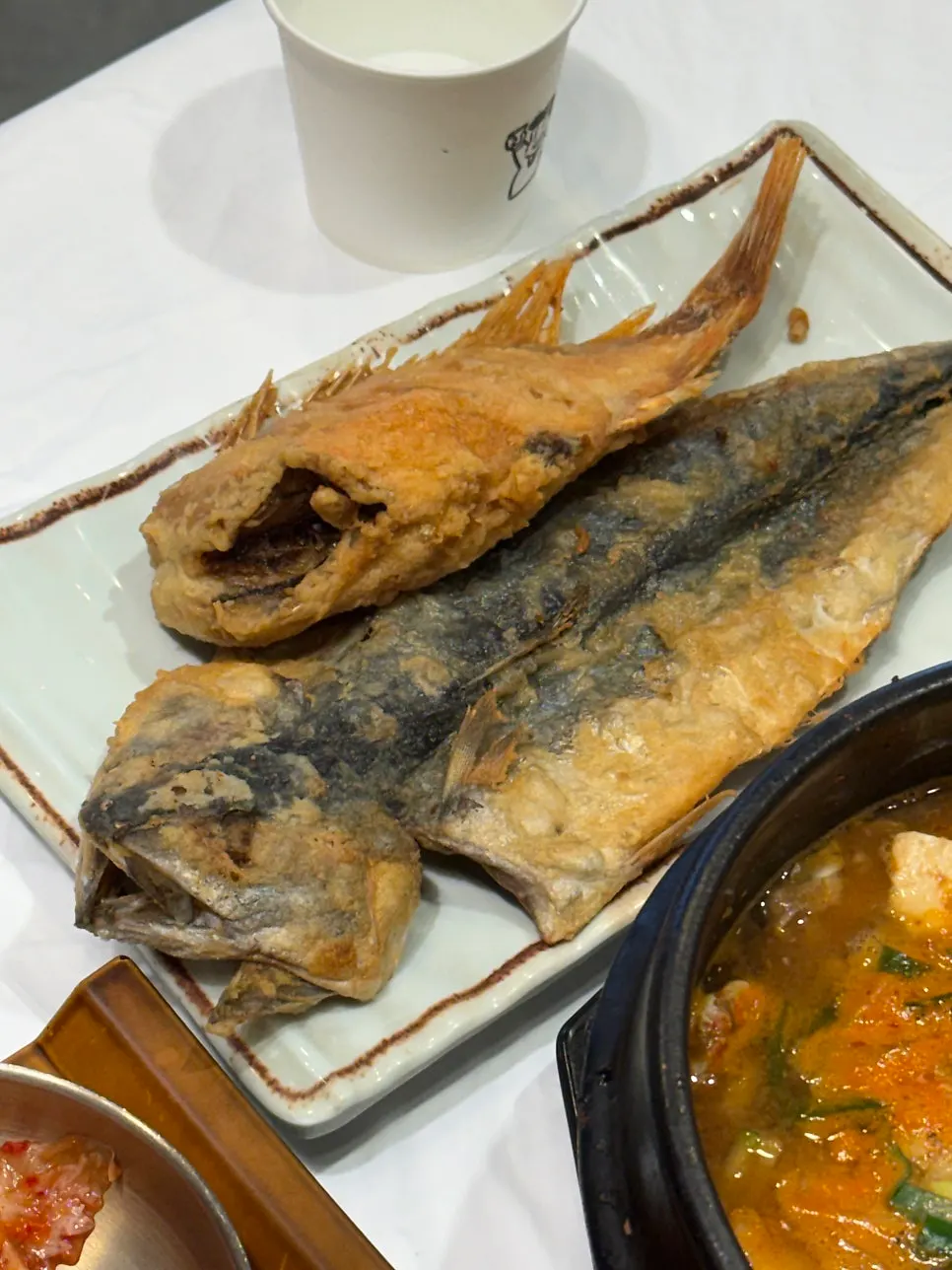 생선구이와 된장찌개, 김치전이 놓인 상
