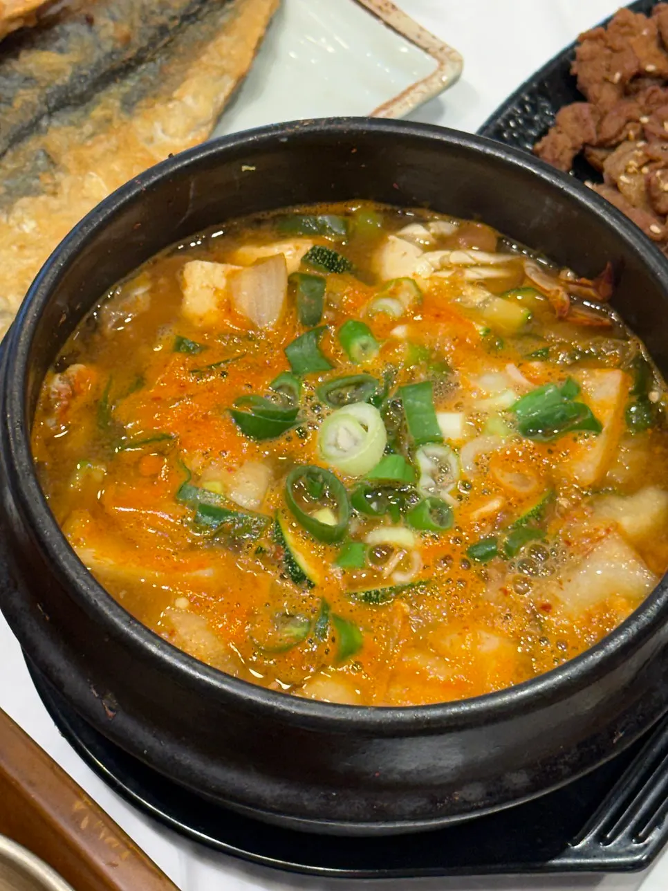 두 마리 나온 생선구이와 김치전