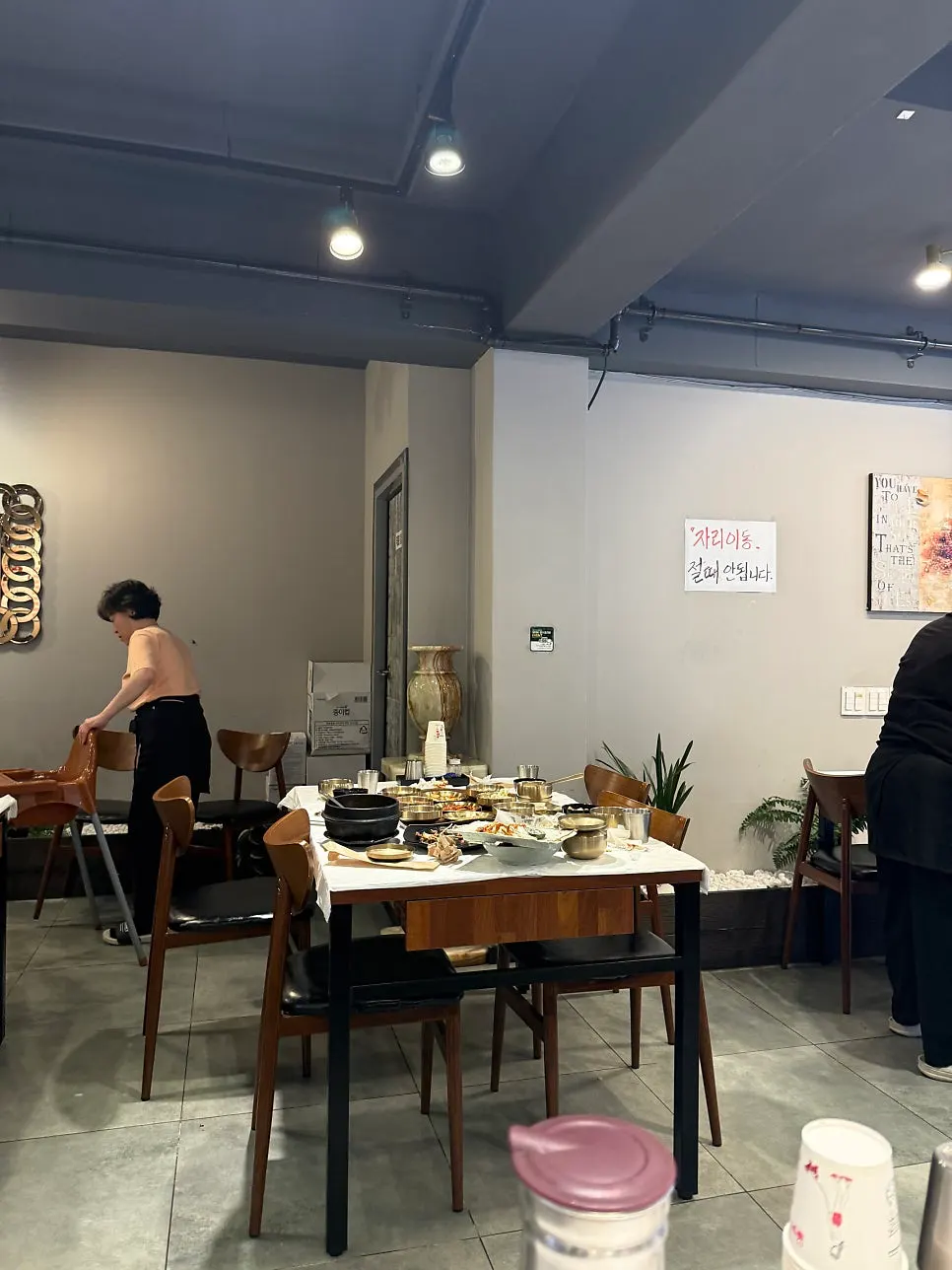 Yun Sikdang, a popular restaurant with a wait