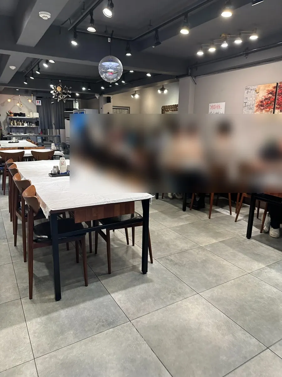 넓고 깔끔한 윤식당 홀 내부