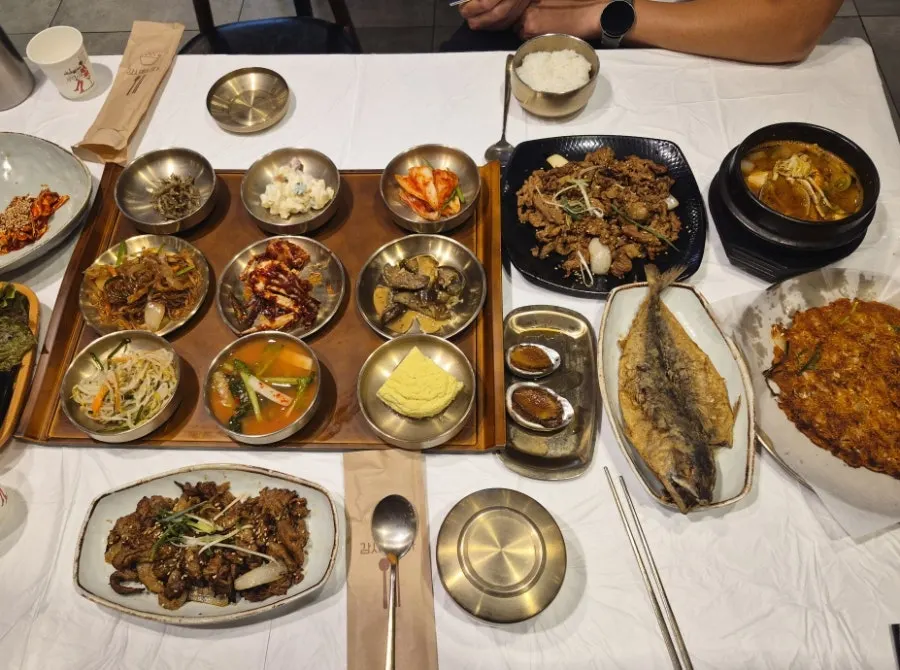 반찬이 다양하게 놓인 마산 한정식 상차림