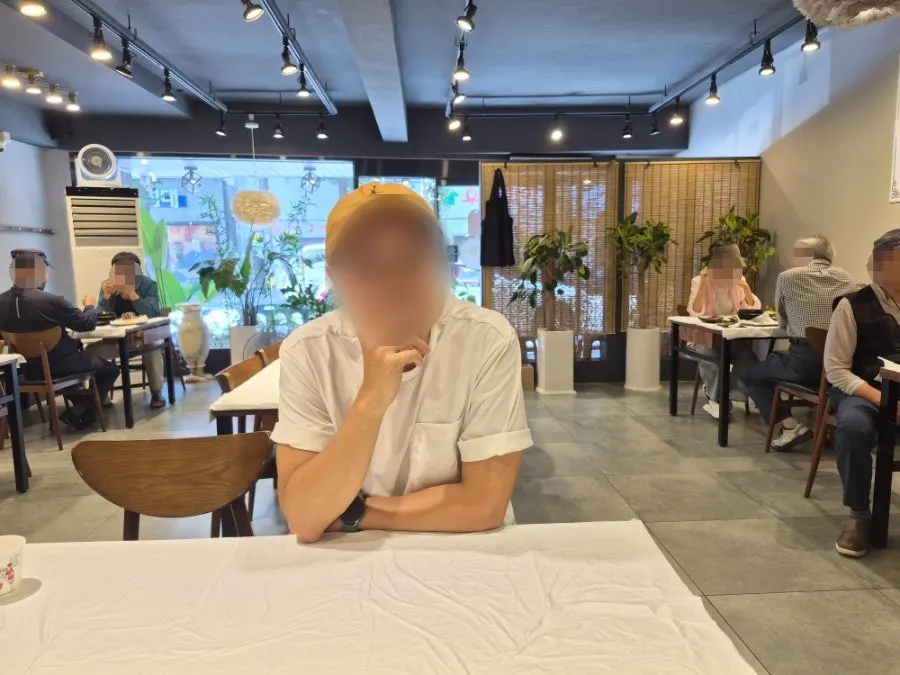 단체석이 마련된 윤식당 내부 좌석