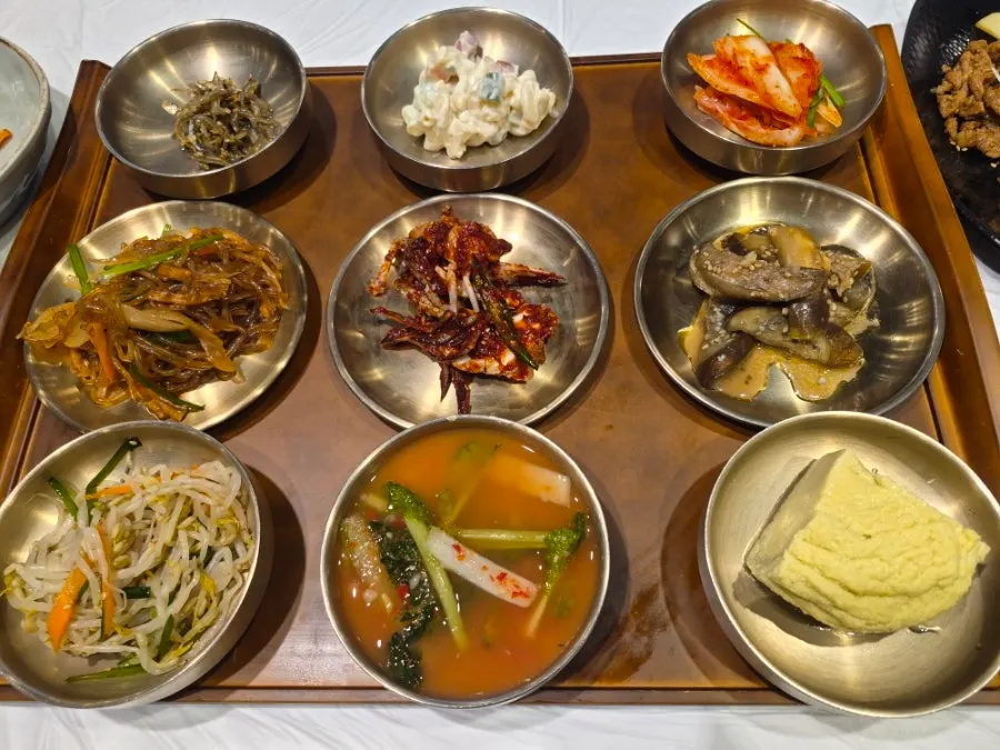 윤식당 기본 밑반찬 접시들
