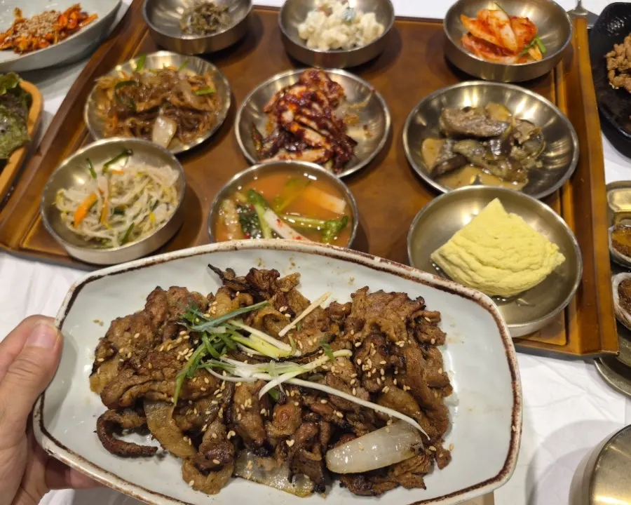 밥과 된장찌개까지 차려진 정식 한 상