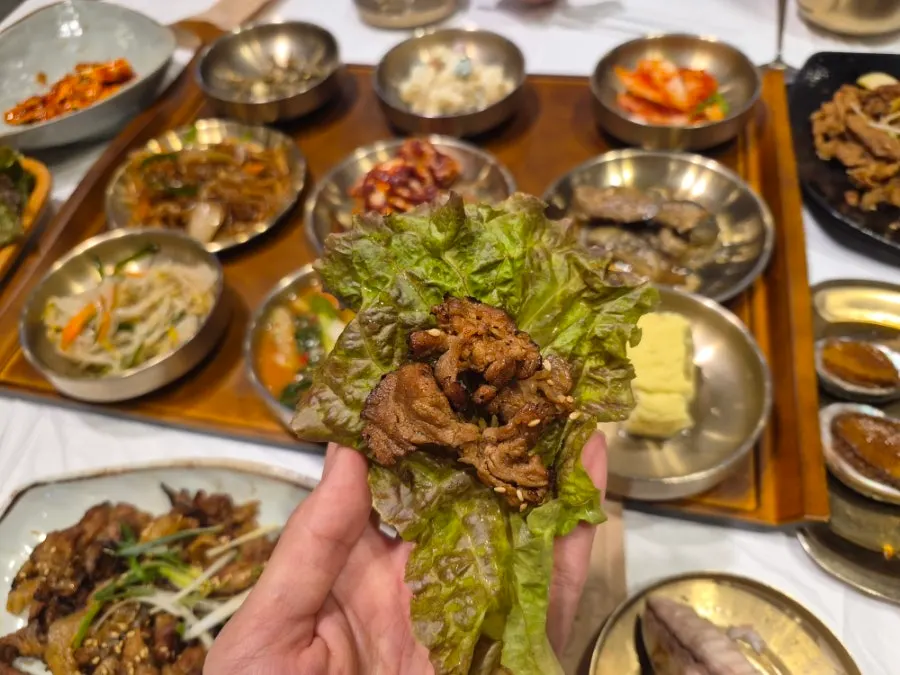 양념이 배어 있는 석쇠불고기 한 접시