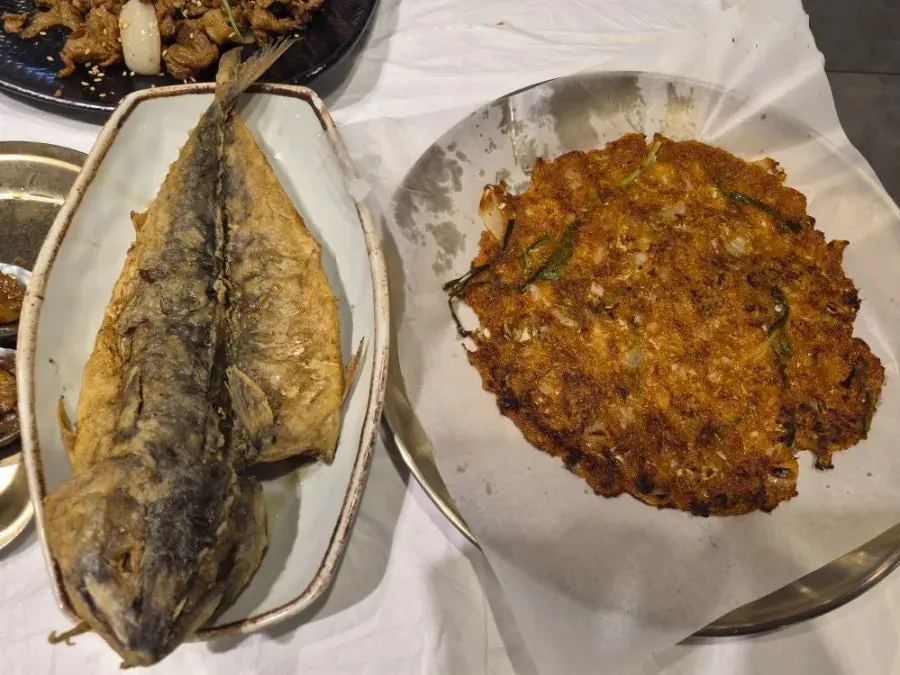 석쇠불고기와 함께 놓인 반찬들
