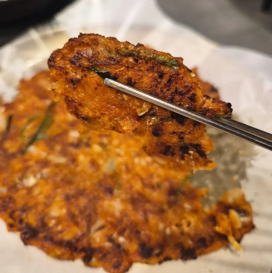 바삭하게 부친 김치전