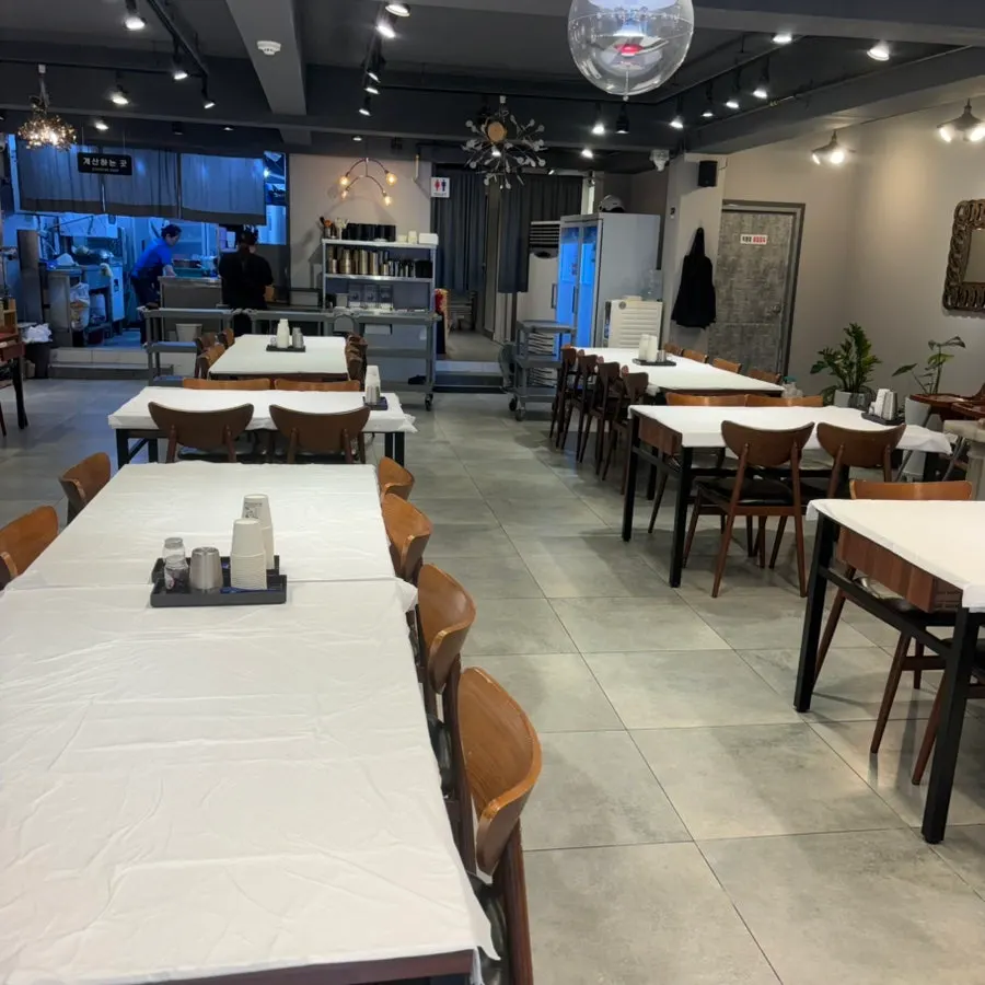 Waiting seats inside Yun Sikdang