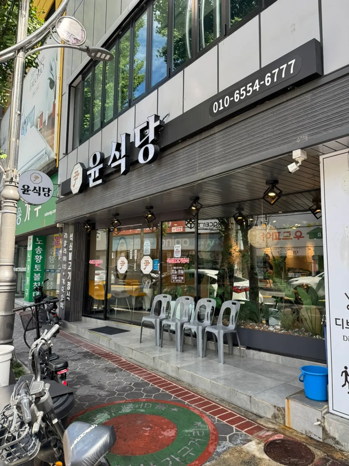 Exterior of Yun Sikdang on the Bukmasan furniture street