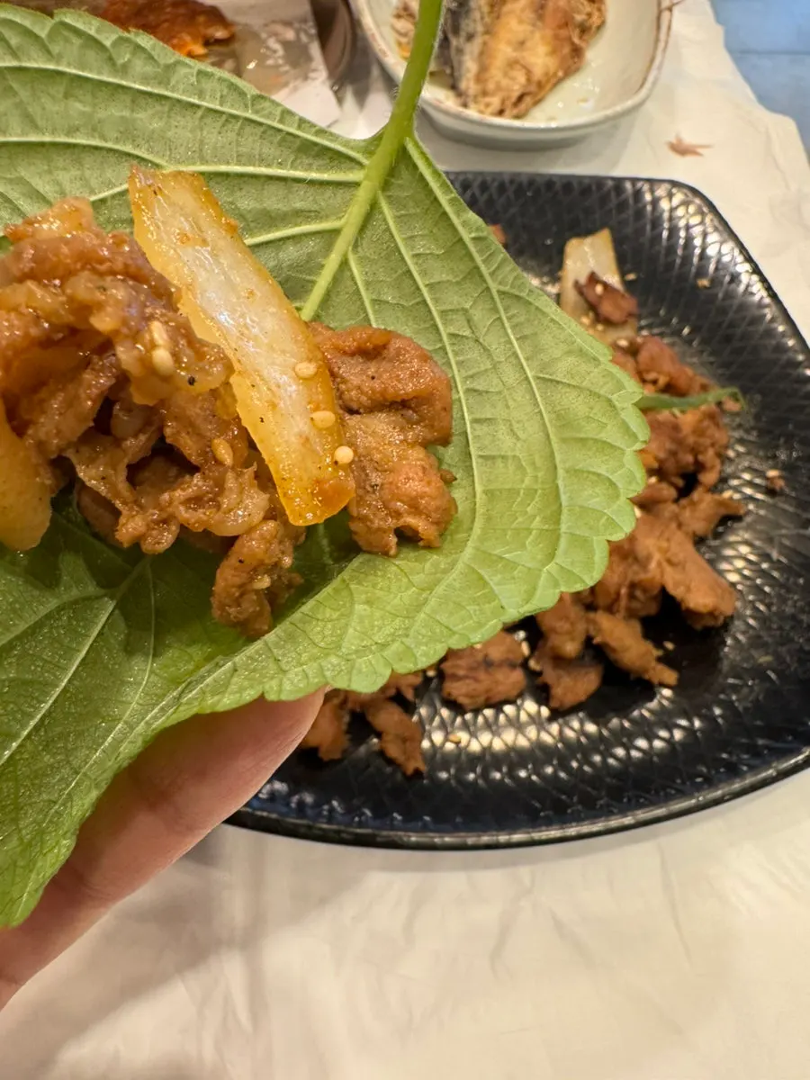 A bite of Yun Sikdang bulgogi picked up with chopsticks