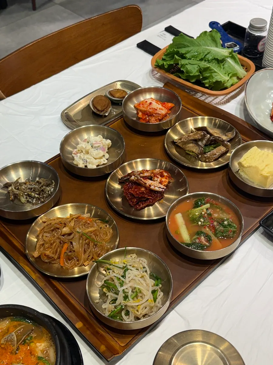 정갈하게 차려진 윤식당 밑반찬 상