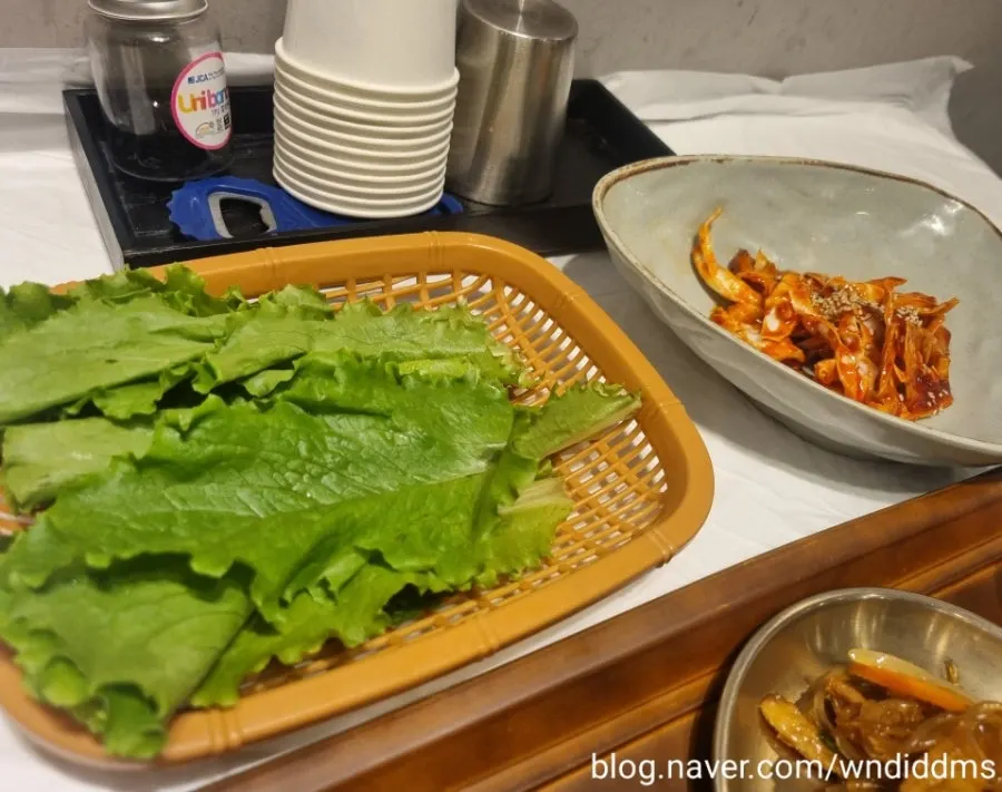 Grilled bulgogi set spread with 9 kinds of banchan