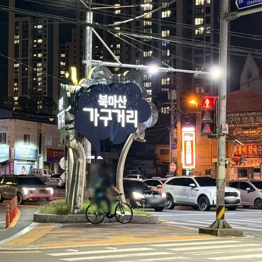 윤식당 입구와 영업시간 안내