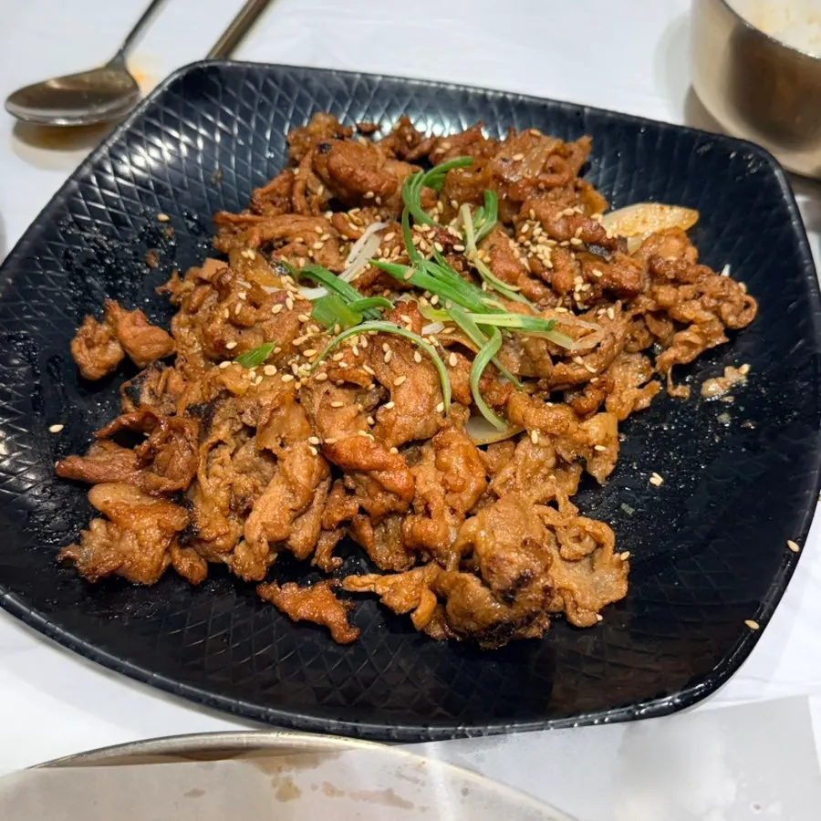 다양하게 깔린 윤식당 기본 반찬 접시