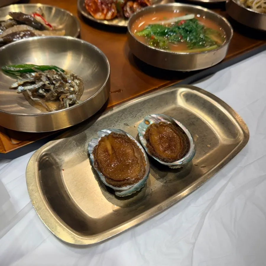 갓 구워 나온 윤식당 김치전