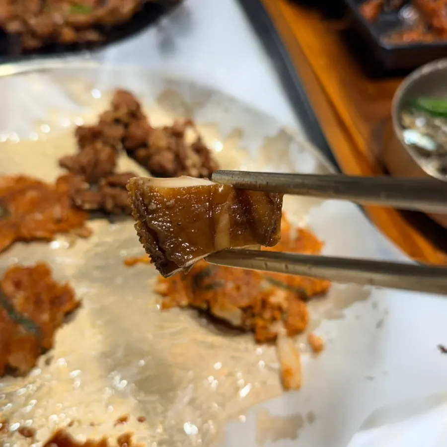 바삭한 김치전 한 조각